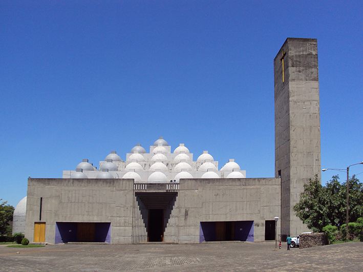 Bomba molotov contro la cattedrale di Managua Bomba molotov contro la cattedrale di Managua