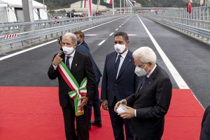 Il Presidente della Repubblica Mattarella con il Presidente della Liguria Toti e il Sindaco di Genova Buccia alla cerimonia di inaugurazione del nuovo viadotto sul Polcevera, il 3 agosto 2020. (Foto Paolo Giandotti)