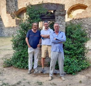 Zucchero (a sinistra) e Sting (a destra) al Castello del Piagnaro, accompagnati dalla guida, al centro, Francesco Bola.