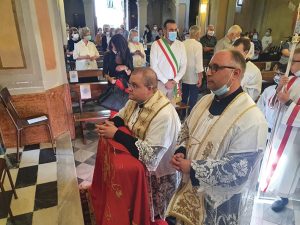 Don Fabio Arduino inginocchiato in preghiera nella chiesa di Albiano