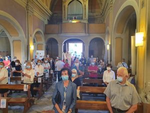 I fedeli nella chiesa parrocchiale di Albiano: un numero limitato per il distanziamento anti Covid-19
