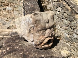 Il doccione ritrovato ai piedi delle mura del Castello del Piagnaro