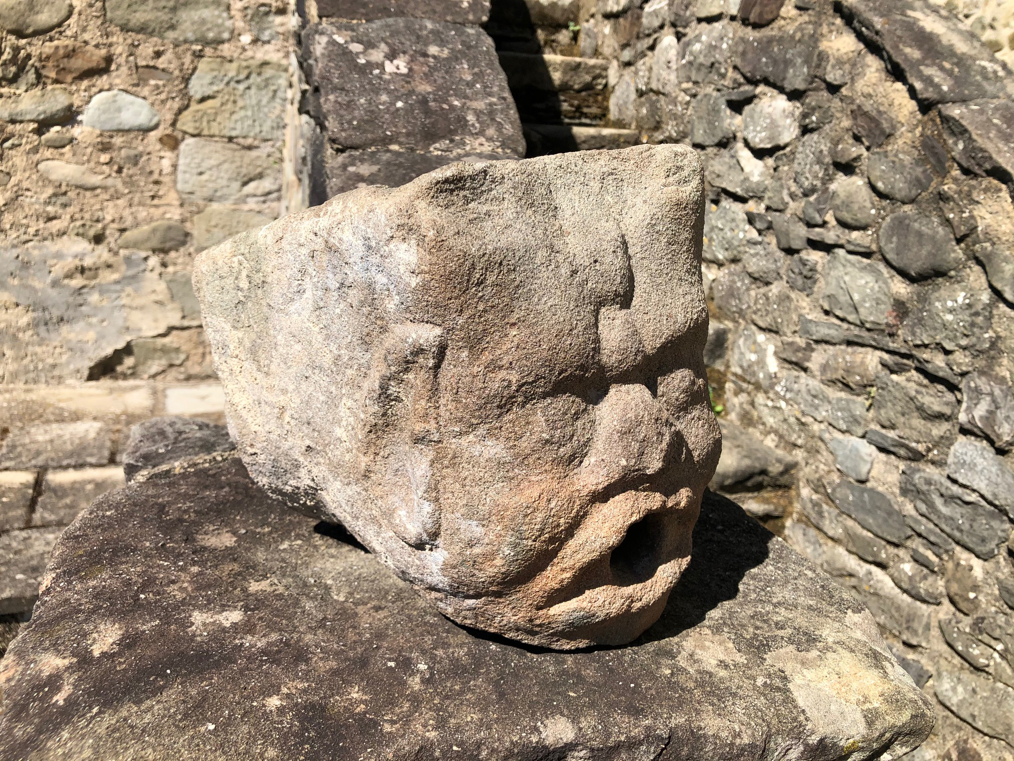Il Piagnaro restituisce un antico doccione in pietra Il Piagnaro restituisce un antico doccione in pietra