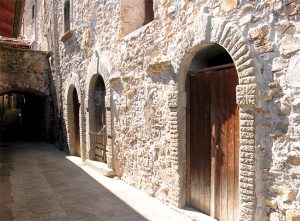 L’ingresso nel borgo di Varano