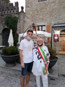 Un momento della festa a Filattiera in onore di Giulio Maggiore. Qui il giocatore insieme alla sindaca Annalisa Folloni