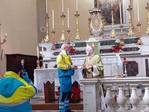 Il Vescovo Santucci con il priore della Misericordia di Bagnone, Mareno Barbieri.