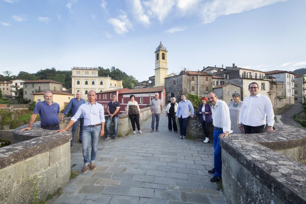 Foto di gruppo dei candidati della lista “Villafranca Coraggiosa” (foto Walter Massari)