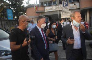 L'ingresso della De Micheli al palazzo comunale, con al fianco il sindaco di Aulla, Roberto Valettini