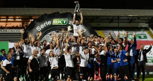 La festa dei giocatori dello Spezia con la conquista della Serie A