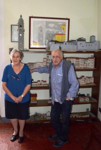 Alfredo Tifoni con la moglie e, alle loro spalle, alcune delle costruzioni in mattoncini che rappresentano Pontremoli