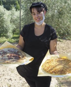Caterina Sarti mostra con orgoglio due torte salate