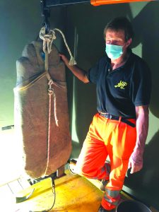 Un operaio al lavoro per collocare la stele di Campoli all'interno del museo del Piagnaro a Pontremoli