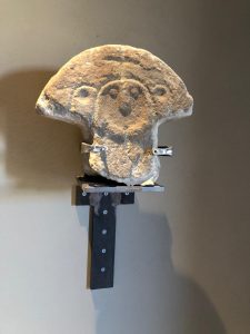 La stele di Caprio nella sua nuova collocazione