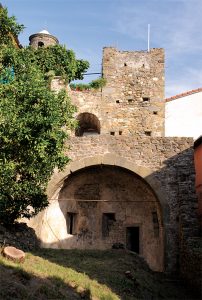 L'abside dell'antica chiesa al centro del borgo