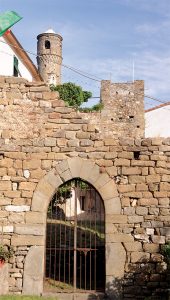 Il portale di accesso all’aula unica, ormai scoperta, dell'antica chiesa di Caprigliola