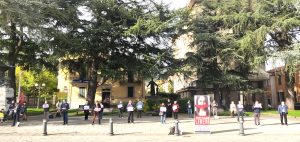 L'immagine della Veglia contro la legge Zan, che si è svolta in piazza Italia a Pontremoli