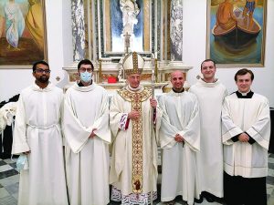 Il gruppo dei seminaristi apuani con il card. Bagnasco in cattedrale a Massa