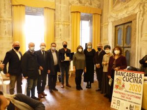 Bancarella Cucina 2020: foto di gruppo con Alessandro Torcoli che stringe in mano il San Giovanni di Dio simbolo della vittoria del Premio