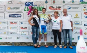 Il giovane corridore sloveno premiato sul podio del Giro della Lunigiana dopo aver vinto l’edizione 2016.