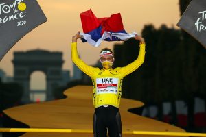 Tadej Pogacar festeggia la vittoria al Tour 2020 sul podio di Parigi