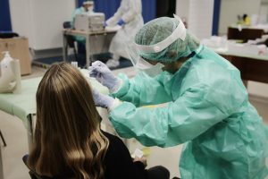 Operatori sanitari effettuano i test tramite i tamponi per il Coronavirus.
