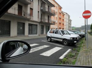 L’incrocio tra via Lunigiana e via Sismondo, uno stop particolarmente pericoloso per la scarsa visibilità