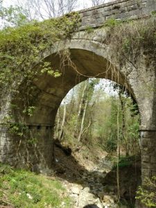 Il ponte sulla Sp 42, nei pressi della frazione di Casalina, chiuso ad aprile per criticità della struttura