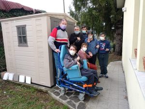 Foto di gruppo al centro di socializzazione di Moncigoli