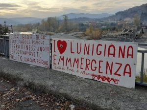 I cartelli di protesta dei cittadini di fronte al ponte della Bettola