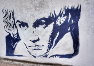 Il volto di Beethoven reinterpretato da un artista di street art sul muro di una città