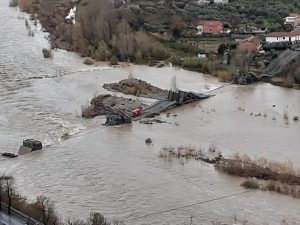 Vista dall'alto del ponte di Albiano sotto l'acqua dopo le abbondanti piogge delle scorsa settimana
