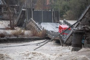 Il ponte di Albiano sotto l'acqua dopo le abbondanti piogge delle scorsa settimana