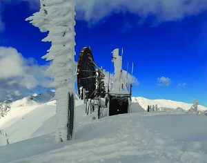 Immagine dello scorso inverno con neve e ghiaccio sul Monte Giogo dove si trovano molti ripetitori per la telefonia mobile del territorio e l’impianto di Wifi Communication di Aulla.