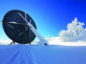 Una delle vecchie antenne paraboliche sul Monte Giogo dopo la nevicata di inizio 2021