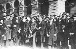 Livorno, 21 gennaio 1921: un gruppo dei delegati usciti dal congresso del Partito Socialista per dar vita al Partito Comunista d’Italia