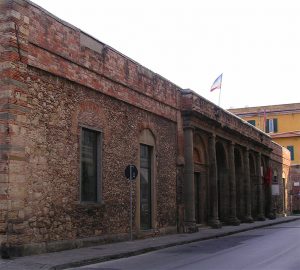 Quel che resta della facciata del Teatro San Marco a Livorno, distrutto dai bombardamenti della Seconda Guerra Mondiale