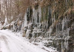 Il ghiaccio sulla strada provinciale del Brattello, nel tratto tra le frazioni di Braia e Bratto