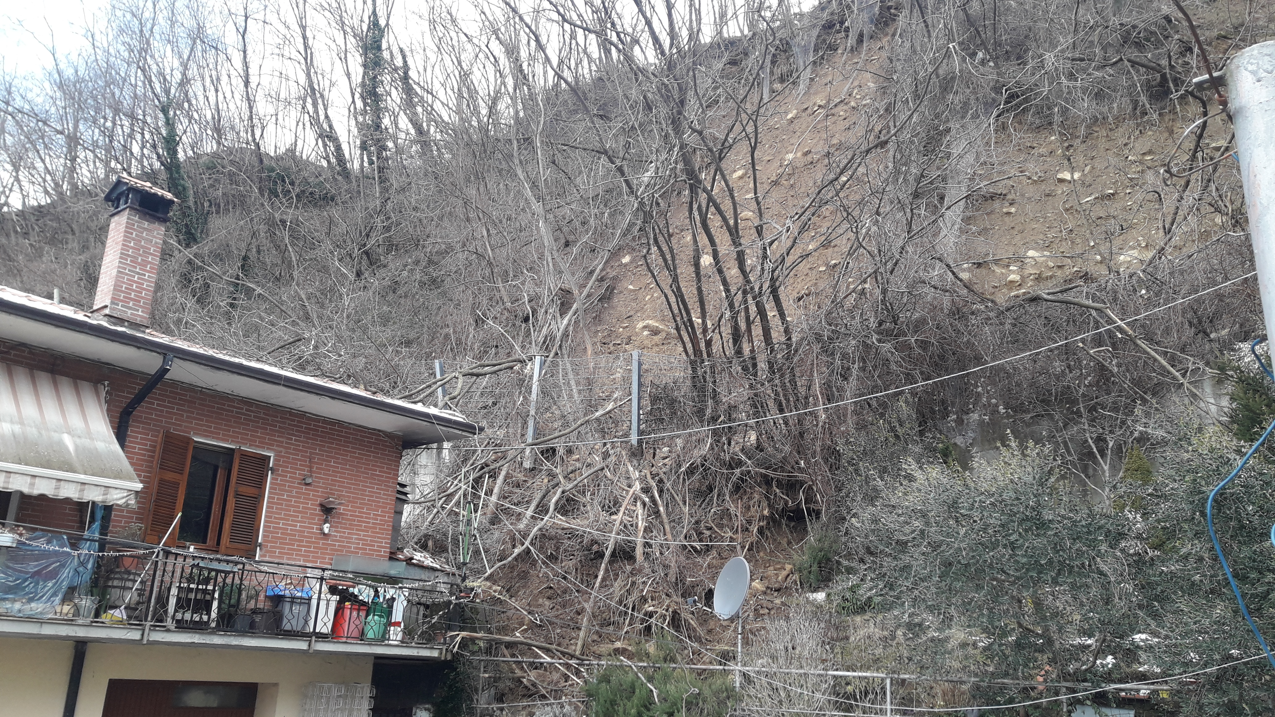 Casola: una frana costringe allo sfollamento tre famiglie Casola: una frana costringe allo sfollamento tre famiglie