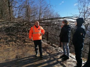 Il presidente Lorenzetti visiona la situazione di una strada invasa da una frana