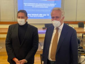 I due presidenti di Regioni, Giovani Toti (a sinistra) e Eugenio Giani, alla firma del progetto per il nuovo ponte di Albiano ad Aulla