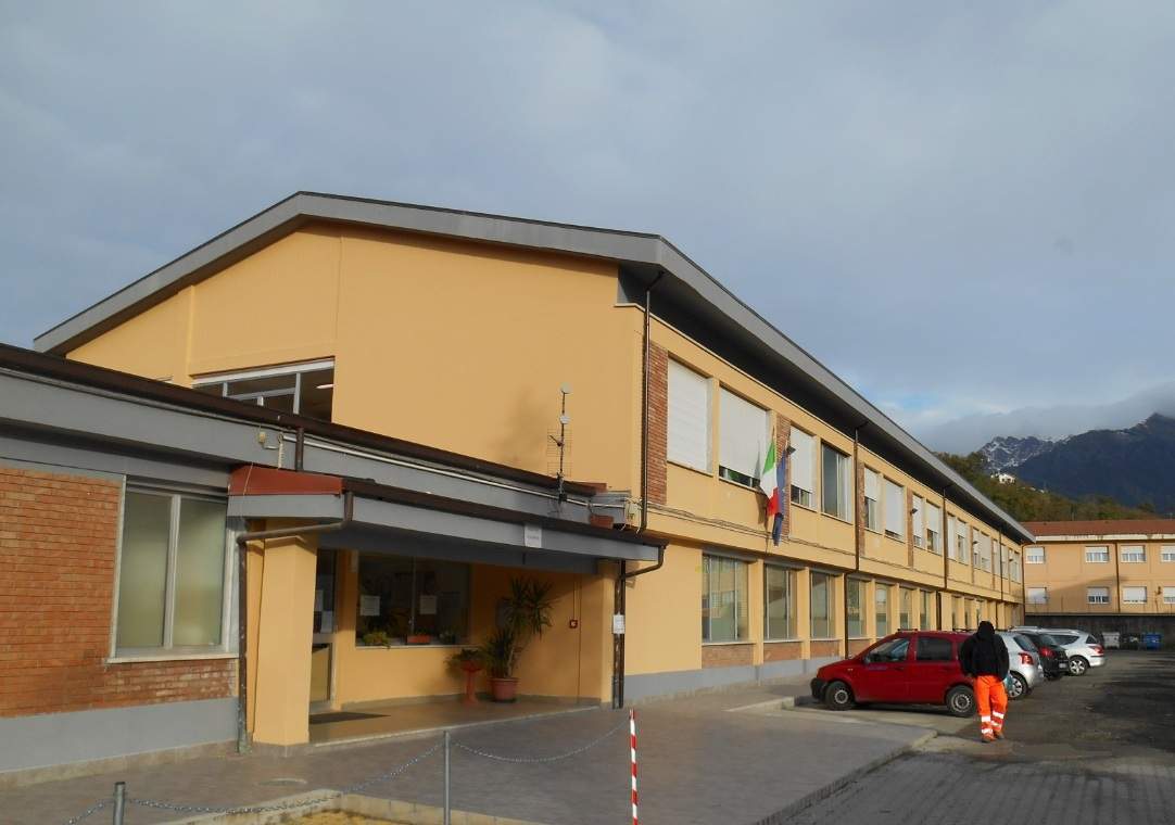 Protesta a Bagnone degli studenti per finestre e riscaldamenti rotti