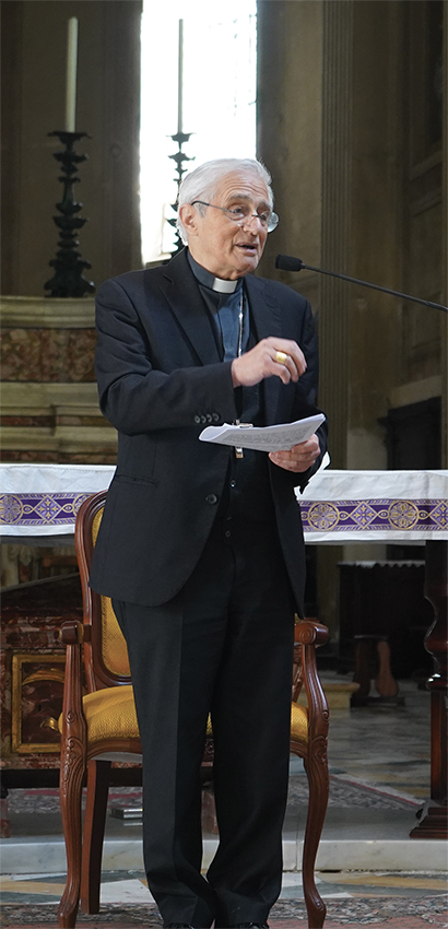Il vescovo Gianni nell’incontro di preghiera con la Curia vescovile Il vescovo Gianni nell’incontro di preghiera con la Curia vescovile