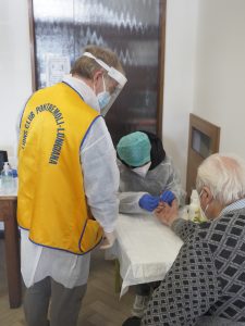 Bagnone 27022021 - Esame sierologico con la collaborazione dei medici Rocchi e Muri del LIONS Pontremoli Lunigiana (foto Massimo Pasquali)