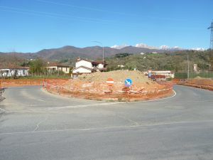 I lavori per la realizzazione della rotonda a Groppomontone