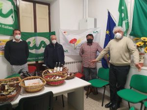 Nella sede della Cia di Pontremoli, vengono mostrati i prodotti tipici che verranno distribuiti alla persone meno abbienti