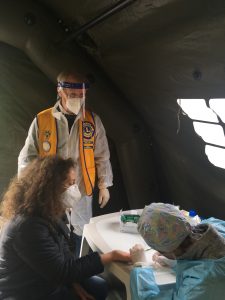 Un momento della campagna screening a Villafranca, sotto l'occhio attento diGianluca Rocchi Past governatore del distretto Toscana dei Lions (foto Massimo Pasquali)
