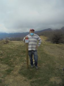 Mattia Monacchia con il primo segnale dell’Ippovia Francigena