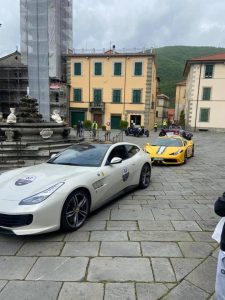 Due Ferrari all'interno della competizione di "terre di Canossa" in piazza Medica a Fivizzano