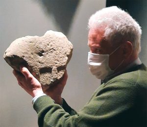 Il direttore del Museo delle Statue Stele, Angelo Ghiretti, con in mano la stele "Levanto"