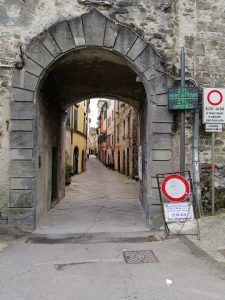 Porta Parma: alla destra dell’arco il cartello che indica se la ZTL è attiva o meno
